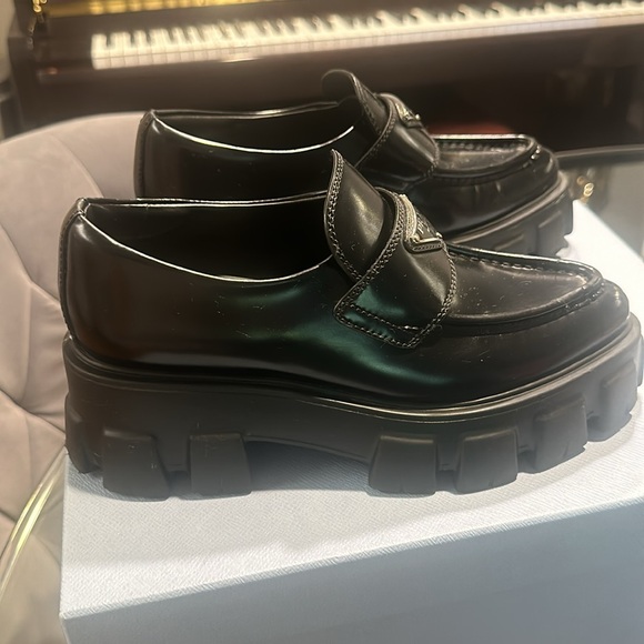 bought this Prada shoes from Paris, I’ve worn it only twice. - Picture 3 of 9